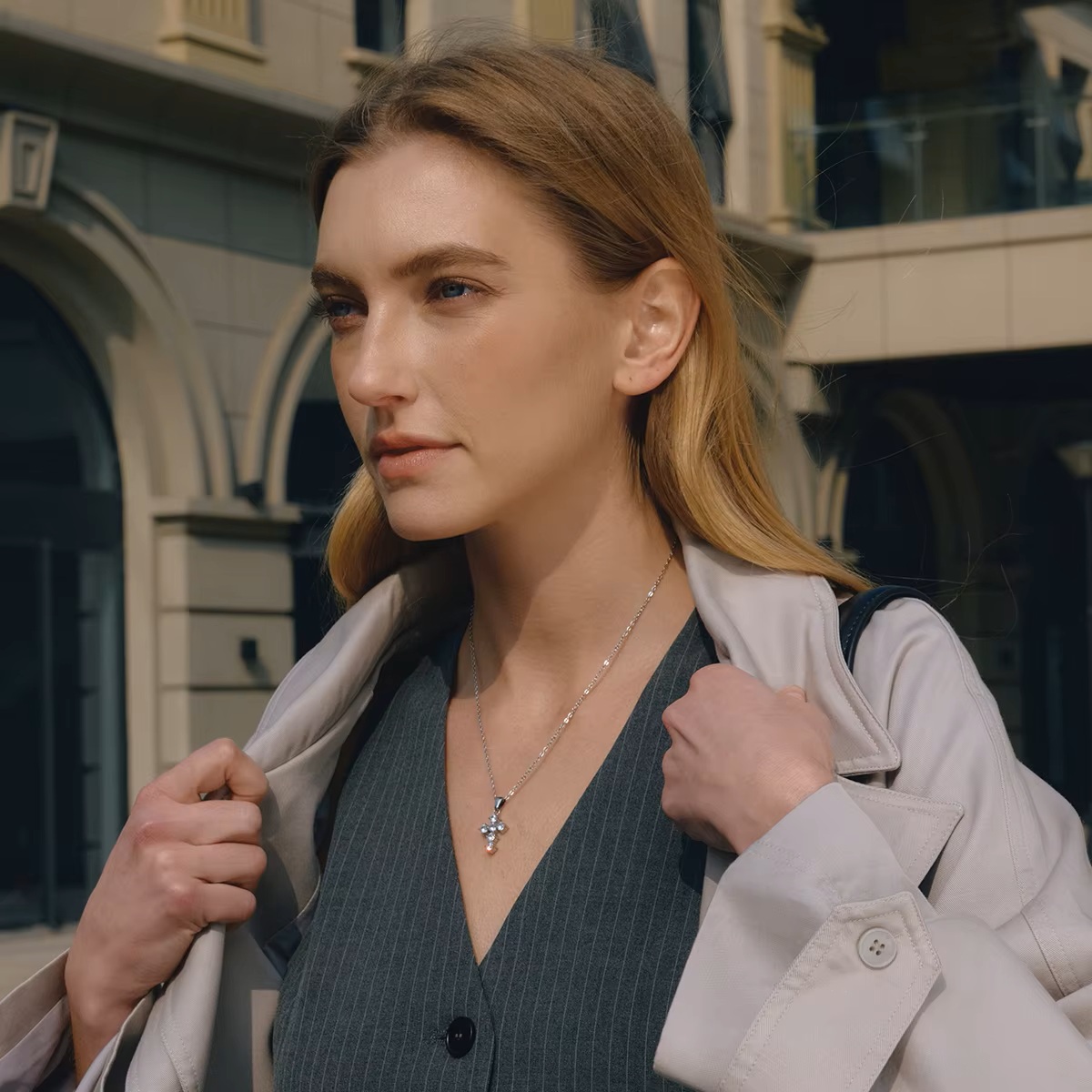 Elenys Cross Radiant náhrdelník detail kříže